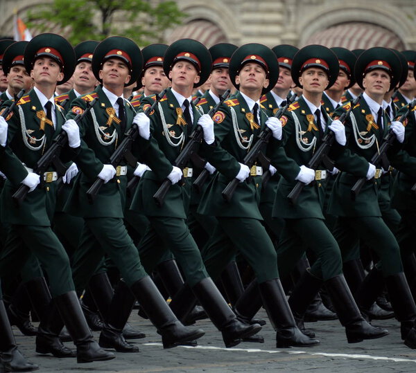   Кадеты Саратовского военного института войск Национальной гвардии на генеральной репетиции парада на Красной площади
