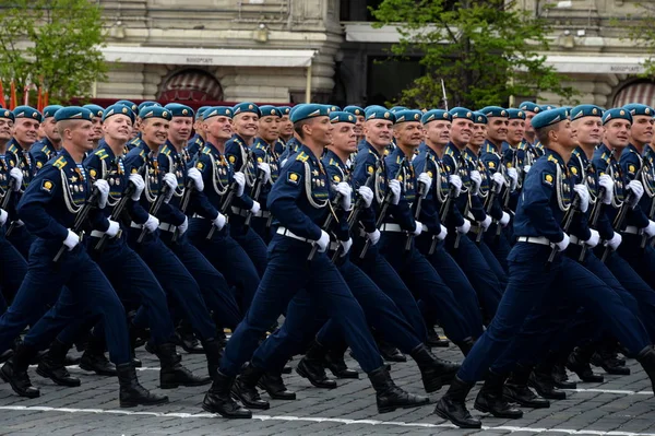 Cadetes da Escola de Comando Aéreo Ryazan. V. Margelova no ensaio de desfile na praça vermelha em honra do dia de Vitória . — Fotografia de Stock