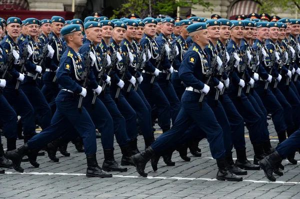 Ryazan havadan komut okul öğrenciler. V. Margelova, geçit töreni provası Kızıl Meydan şerefine zafer günü. — Stok fotoğraf