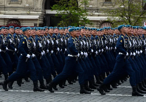 Δοκίμων της Σχολής Διοίκησης Ριαζάν. V. Margelova στο η πρόβα παρέλαση στην Κόκκινη Πλατεία προς τιμήν της ημέρας της νίκης. — Φωτογραφία Αρχείου