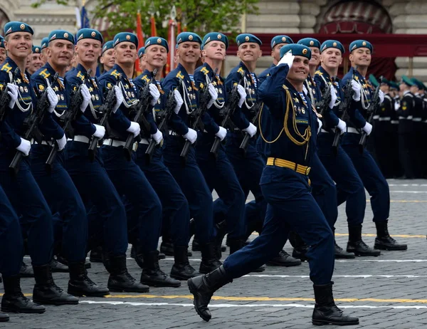 Cadetes de la escuela de mando aérea de Ryazan. V. Margelova en el ensayo del desfile en la plaza roja en honor al día de la Victoria . — Foto de Stock