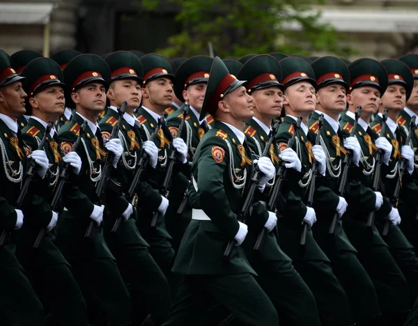 Cadetti dell'Istituto Militare Saratov delle truppe della Guardia Nazionale alla prova generale della parata sulla Piazza Rossa — Foto Stock