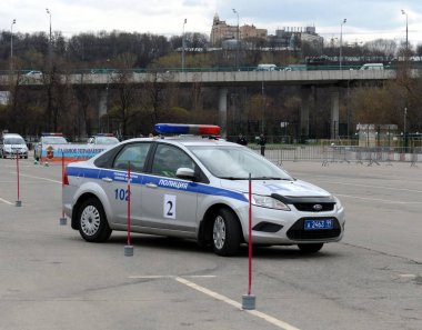  İş müfettişleri yol polis devriye bir şirket araba sürüş becerileri dışarı.