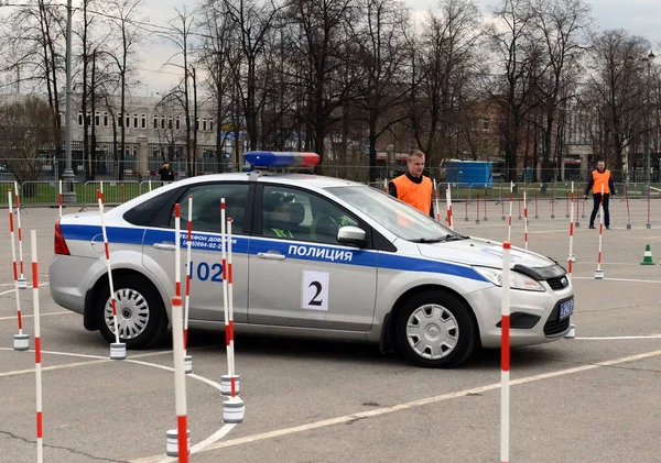 Inspectores de la patrulla de la policía de carretera trabajan las habilidades de conducir en un coche de la empresa . — Foto de Stock