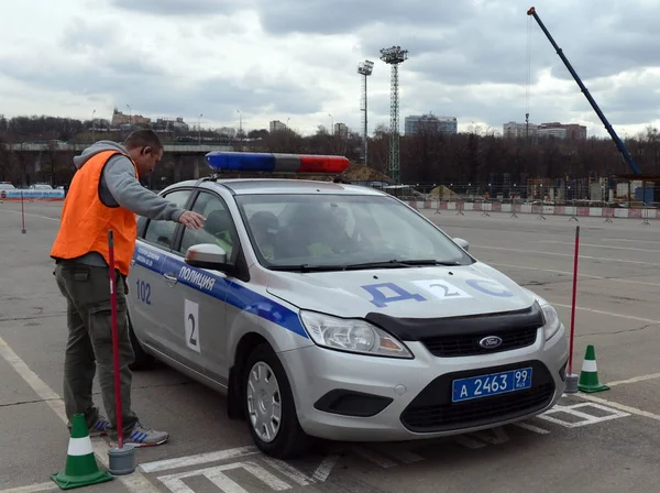 パトロール警察の調査官が会社の車で運転のスキルを作業します。. — ストック写真