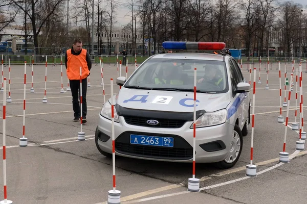 パトロール警察の調査官が会社の車で運転のスキルを作業します。. — ストック写真