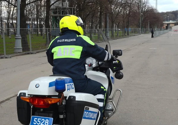 Der Inspektor der Verkehrspolizeistreife auf dem Dienstmotorrad kontrolliert die Straße. — Stockfoto