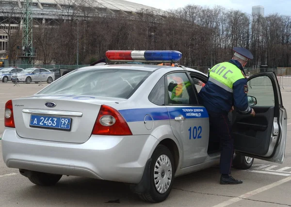 Road polis patrull inspektörer sitter i en bil. — Stockfoto