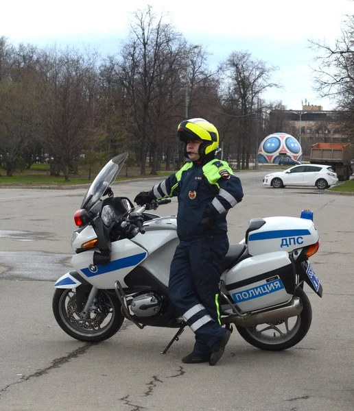 Der Inspektor der Verkehrspolizeistreife auf dem Dienstmotorrad kontrolliert die Straße. — Stockfoto