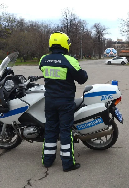 Der Inspektor der Verkehrspolizeistreife auf dem Dienstmotorrad kontrolliert die Straße. — Stockfoto