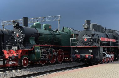 Moskova, Rusya - 20 Nisan 2016: Eski Sovyet lokomotifler demiryolu nakliyatı Moskova'da Riga istasyonunda Tarihi Müzesi'nde