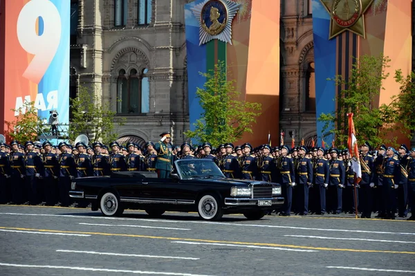 De Minister van defensie van Rusland Sergej Sjojgoe, de parade gewijd aan de dag van de overwinning. — Stockfoto