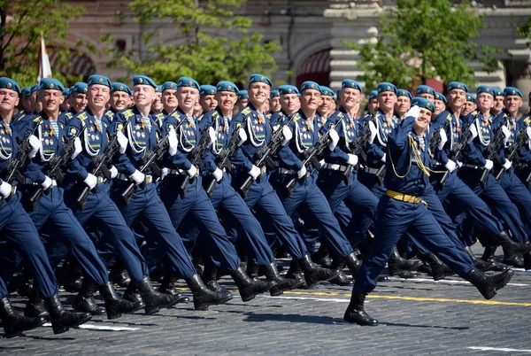 Cadetten Ryazan airborne command school vernoemd naar V. Margelov tijdens een parade op het Rode plein ter ere van de dag van de overwinning — Stockfoto