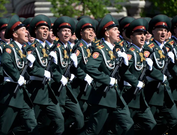 Kızıl Meydan bir geçit onuruna Zafer Bayramı sırasında öğrenciler Saratov askeri Enstitüsü Ulusal Muhafız birlikleri. — Stok fotoğraf