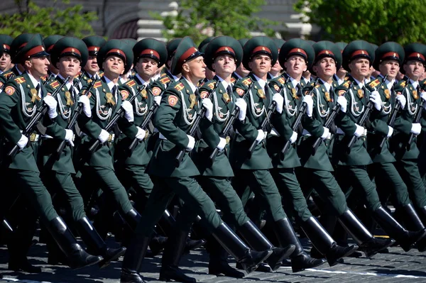 Wojskowej żołnierzy Institute national guard Saratov kadetów podczas parady na placu czerwonym z okazji dnia zwycięstwa. — Zdjęcie stockowe