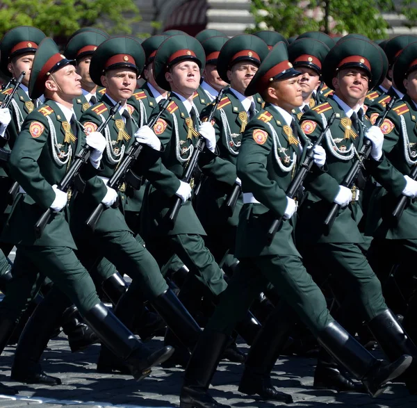 Cadets Saratov Institut militaire des troupes de la garde nationale lors d'un défilé sur la place rouge en l'honneur du jour de la Victoire . — Photo