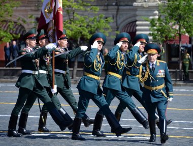  Saratov askeri Enstitüsü Ulusal Muhafız Tümgeneral Sergei Mukhoed onuruna Zafer Bayramı geçit töreninde askerlerin şefi.