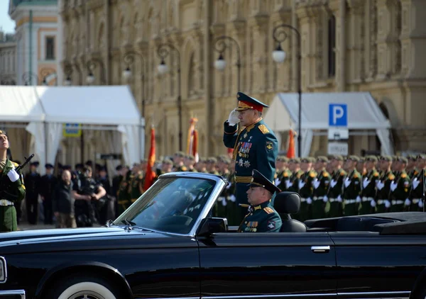 De Minister van defensie van Rusland Sergej Sjojgoe, de parade gewijd aan de dag van de overwinning. — Stockfoto