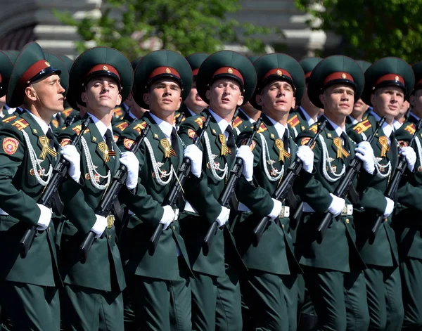 Cadetes Saratov Instituto Militar de las tropas de la Guardia Nacional durante un desfile en la plaza roja en honor del Día de la Victoria . — Foto de Stock