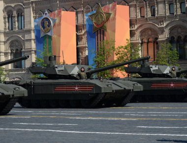  Zafer günü şerefine Moskova'da geçit töreni. En yeni Rus ana muharebe T-14 