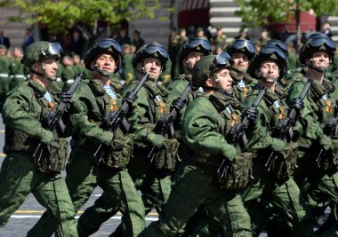  331st Muhafızlar hava indirme Alayı'Kostroma kırmızı kare üzerinde geçit onuruna Zafer Bayramı sırasında paraşütçüler.