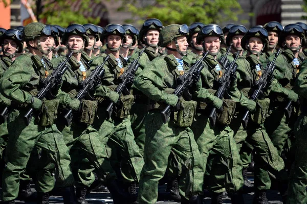 Des parachutistes du 331e régiment aéroporté des gardes à Kostroma lors du défilé sur la place rouge en l'honneur du Jour de la Victoire . — Photo