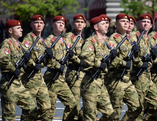 Soldaten einer nach Dserschinski benannten Division der Nationalgarde bei der Parade auf dem Roten Platz zu Ehren des Sieges. — Stockfoto