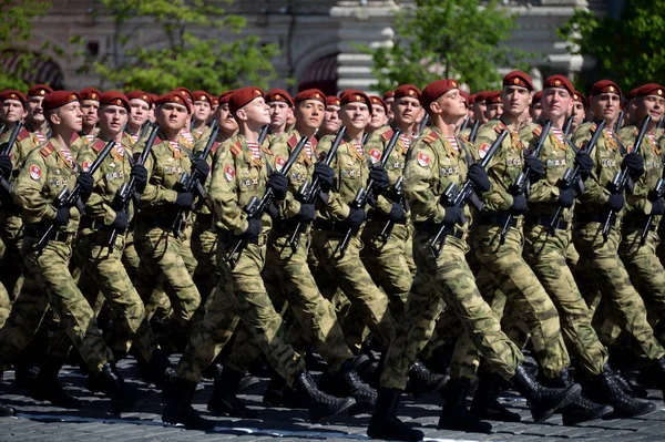 Żołnierzy osobny dział nazwany na cześć żołnierzy Gwardii Narodowej Dzierżyńskiego w parady na placu czerwonym z okazji dnia zwycięstwa. — Zdjęcie stockowe