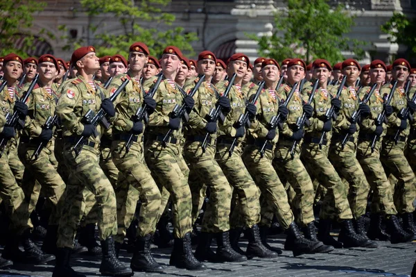 Soldats d'une division séparée nommée d'après les troupes de la garde nationale Dzerzhinsky à la parade sur la place rouge en l'honneur du jour de la Victoire . — Photo