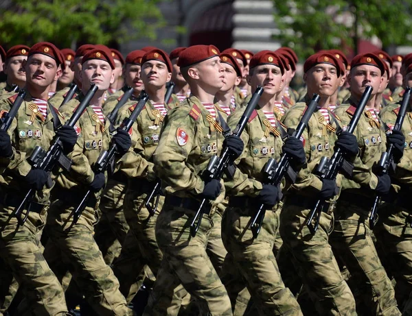 Soldats d'une division séparée nommée d'après les troupes de la garde nationale Dzerzhinsky à la parade sur la place rouge en l'honneur du jour de la Victoire . — Photo
