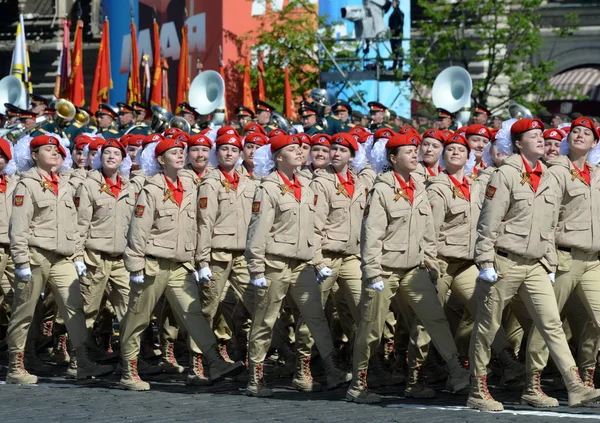 Genç savaşçılar tüm Rus askeri yurtsever hareketi "Yunarmiya" Kızıl Meydan üzerinde geçit töreni sırasında şerefine zafer günü. — Stok fotoğraf