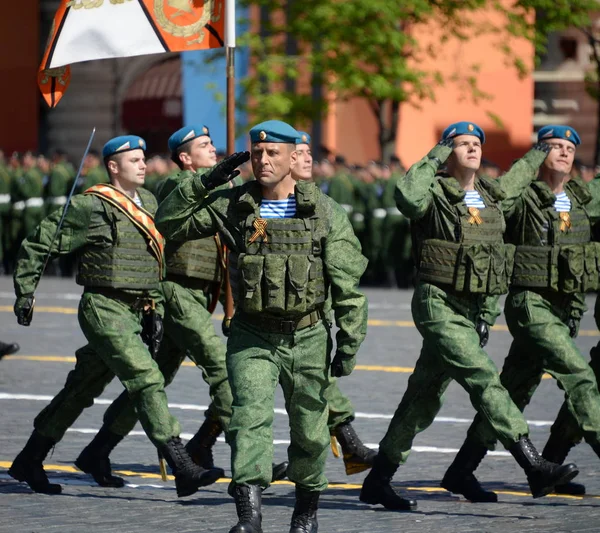 El comandante de los guardias 331º regimiento de paracaídas héroe de Rusia Vladimir Seliverstov durante el desfile en honor del día de la Victoria . — Foto de Stock
