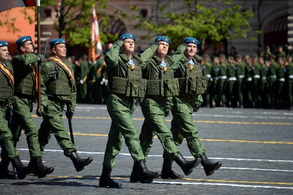 Paracaidistas del regimiento aerotransportado 331 guardias en Kostroma durante el desfile en la plaza roja en honor al Día de la Victoria . — Foto de Stock