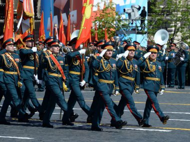 Subaylar onuruna Zafer Bayramı geçit töreni sırasında Rusya Federasyonu Silahlı Kuvvetleri kombine silah Akademisi.