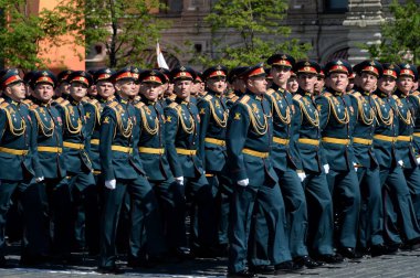  Subaylar onuruna Zafer Bayramı geçit töreni sırasında Rusya Federasyonu Silahlı Kuvvetleri kombine silah Akademisi.