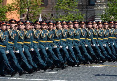  Subaylar onuruna Zafer Bayramı geçit töreni sırasında Rusya Federasyonu Silahlı Kuvvetleri kombine silah Akademisi.