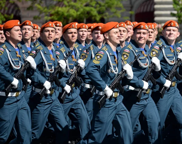 Cadets de l'Académie de protection civile de l'EMERCOM de Russie lors du défilé sur la place rouge en l'honneur du jour de la Victoire . — Photo