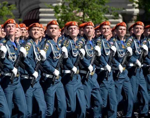 Cadetti dell'Accademia di protezione civile di EMERCOM di Russia durante la sfilata su quadrato rosso in onore di Giorno di Vittoria . — Foto Stock