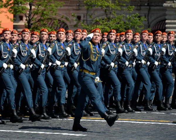 Cadetes da Academia de proteção civil de EMERCOM da Rússia durante o desfile na praça vermelha em honra do dia de Vitória . — Fotografia de Stock