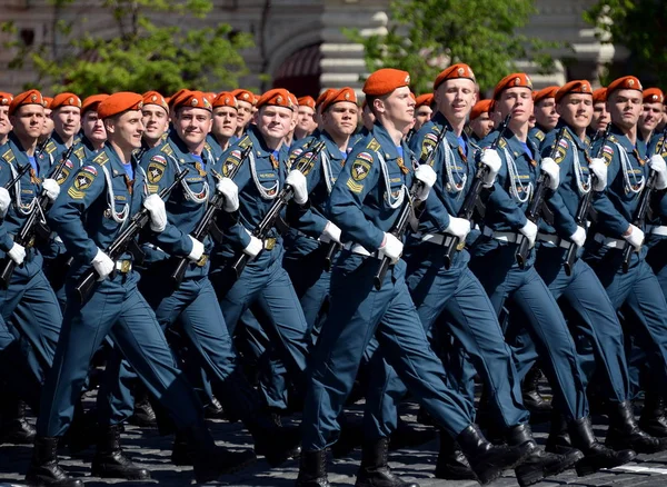 Cadetti dell'Accademia di protezione civile di EMERCOM di Russia durante la sfilata su quadrato rosso in onore di Giorno di Vittoria . — Foto Stock