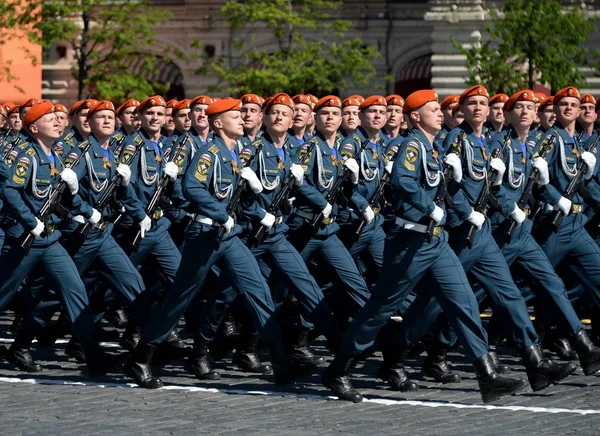 Cadetti dell'Accademia di protezione civile di EMERCOM di Russia durante la sfilata su quadrato rosso in onore di Giorno di Vittoria . — Foto Stock