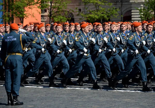 Cadetten van de Academie voor civiele bescherming van Emercom van Rusland tijdens de parade op het Rode plein ter ere van de dag van de overwinning. — Stockfoto
