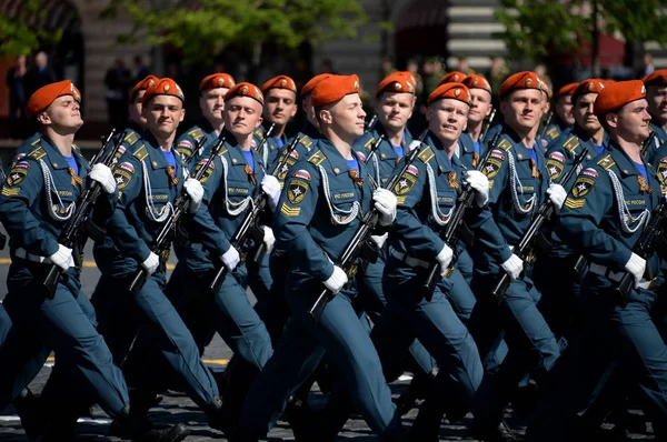 Cadetten van de Academie voor civiele bescherming van Emercom van Rusland tijdens de parade op het Rode plein ter ere van de dag van de overwinning. — Stockfoto