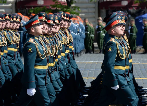 Funkcjonariusze Akademia sił zbrojnych Federacji Rosyjskiej podczas parady z okazji dnia zwycięstwa. — Zdjęcie stockowe