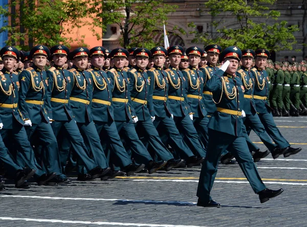 Officieren van de gecombineerde Academie van de armen van de strijdkrachten van de Russische Federatie tijdens de parade ter ere van de dag van de overwinning. — Stockfoto