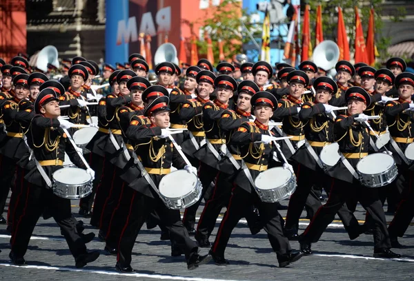 Perkusistów moskiewskiej szkoły muzyki wojskowej podczas parady, poświęcony dzień zwycięstwa. — Zdjęcie stockowe