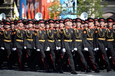  Öğrenciler okulun Moskova askeri Suvorov kırmızı kare onuruna Zafer Bayramı geçit töreni sırasında.