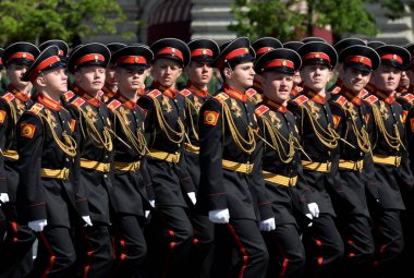  Öğrenciler okulun Moskova askeri Suvorov kırmızı kare onuruna Zafer Bayramı geçit töreni sırasında.