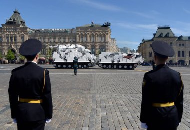  Kırmızı kare onuruna Zafer Bayramı geçit töreni sırasında Arktik hava savunma füze sistemi 