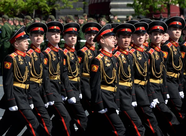 Учнів у Москві військове Суворовське училище під час параду на Червоній площі на честь Дня перемоги. — стокове фото